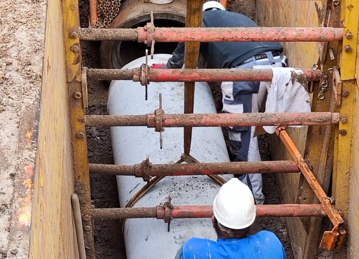 Kanalbau – Rohrverlegung im Graben