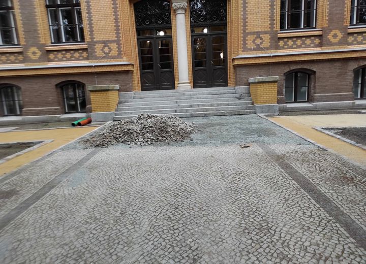 Pflasterflächen im Bestand